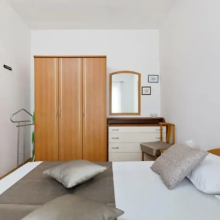 Apartment Apartman Della Croce Sutivan